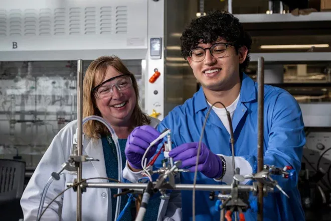 Missouri S&T students working in a lab